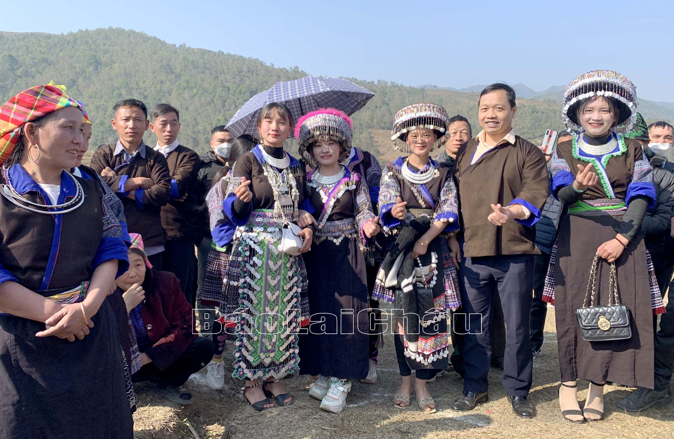 Đồng chí Trần Tiến Dũng – Phó Bí thư Tỉnh ủy, Chủ tịch UBND tỉnh chung vui Lễ hội Gầu Tào dân tộc Mông tại xã Tà Mung, huyện Than Uyên.